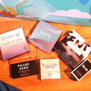 Lots of highlighters and 1 blush